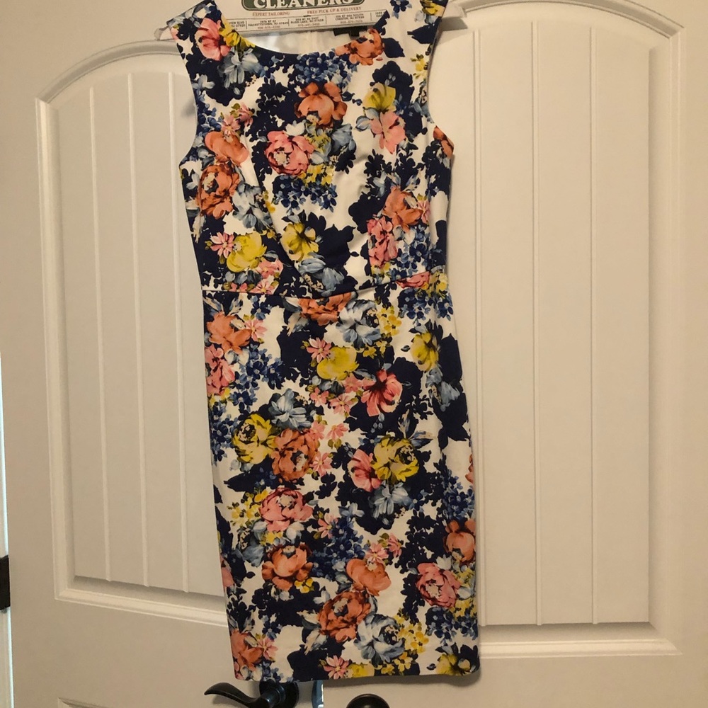 Beautiful, Fitted, Floral mid-thigh/knee length dress.